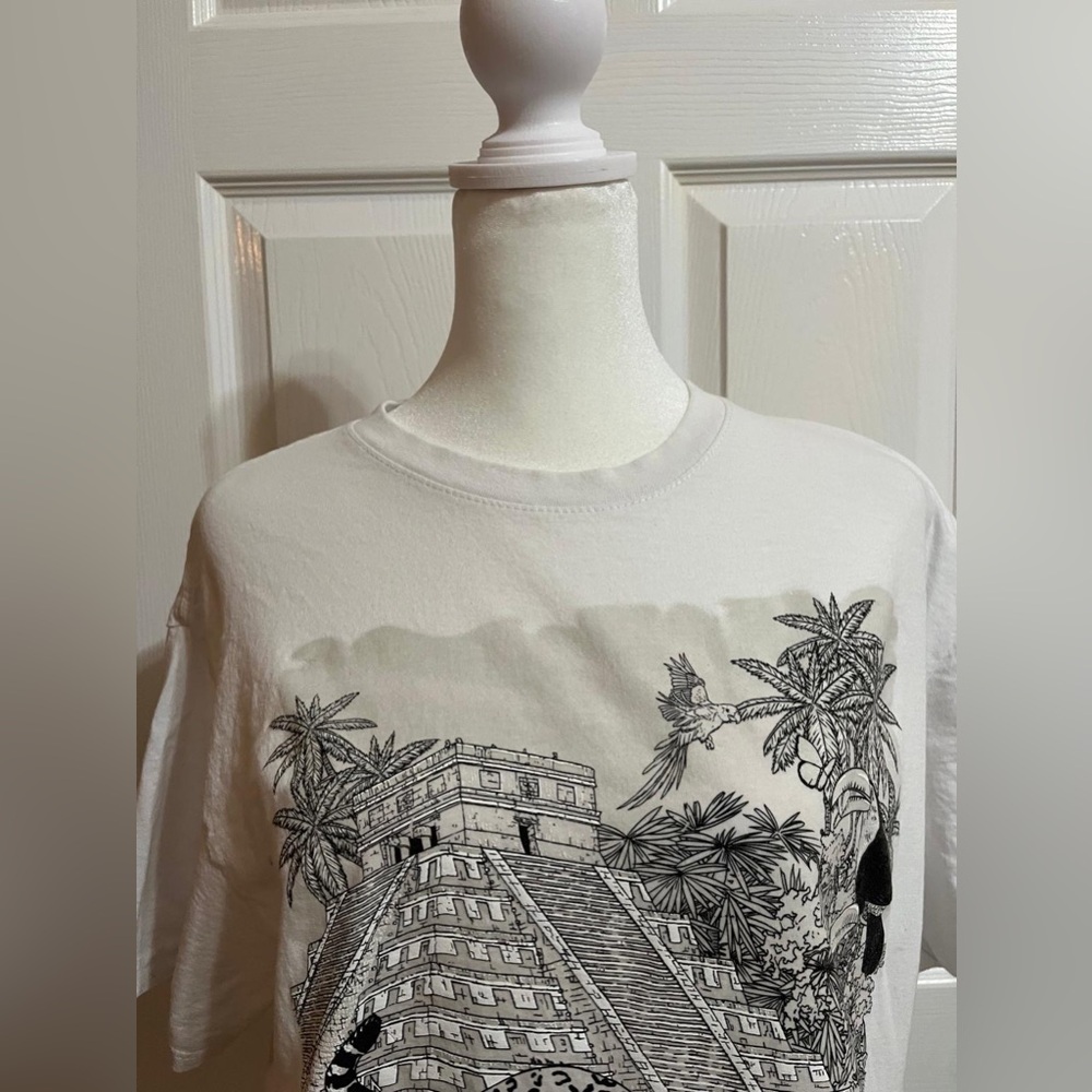 💙White and black Aztec cheetah graphic tee - Picture 7 of 10